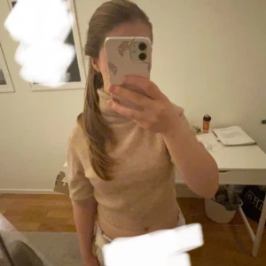 Stickad topp från zara - Jätte fin stickad tröja från zara i bra skick! Tröjan är kortare i modellen. I tröjan står det att det är strl. M men skulle säga att det är strl. xxs/xs. 50 kr exklusiva frakt. 🤍