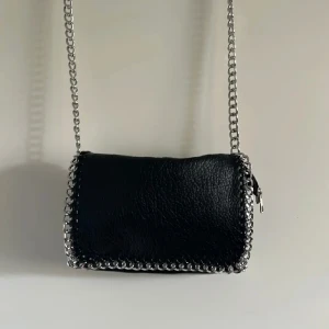 TIAMO VÄSKA - Tiamo väska i helt nyskick💕 Inga rostningar eller rynkor. Skriv om du har några frågor. Supersnygg och trendig, bilderna är lånade av köparen jag köpte av, säljer pga vill ha en annan storlek. Kan tänka mig byta mot den lilla modellen🫶🏼