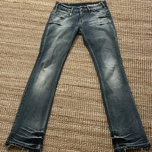 Säljer dessa lågmidjade bootcut jeansen från märket Hvana! Innerbenslängden är 88cm o ytterbenslängden är 108cm!  Det står att de är strl 29 men ja skulle säga att de sitter som en 28! Skriv om du vill se hur de sitter på eller har andra frågor!😊💓