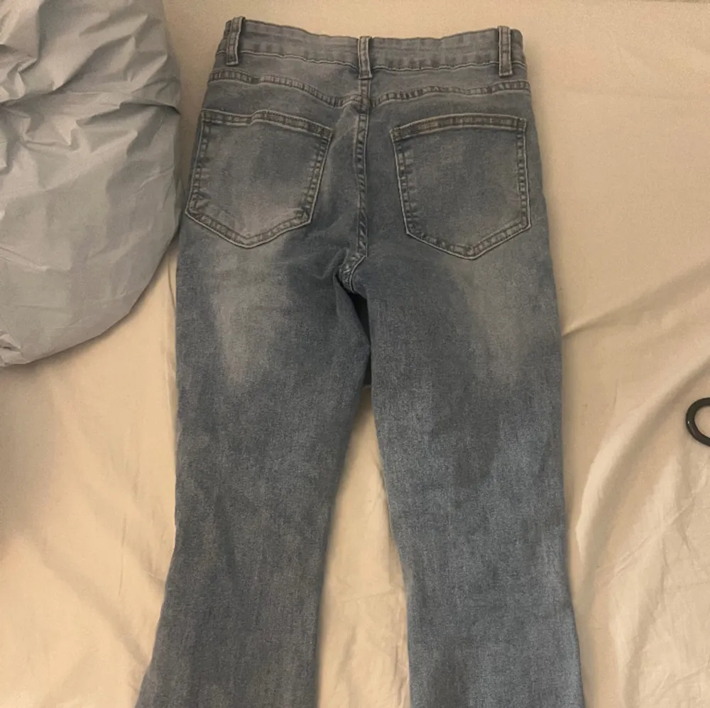 Säljer ett par av mina jeans då dom är också för liten för mig och har knappast använt heller så den är helt ny har använt 1-2 gånger bara!💕🥰. Jeans & Byxor.