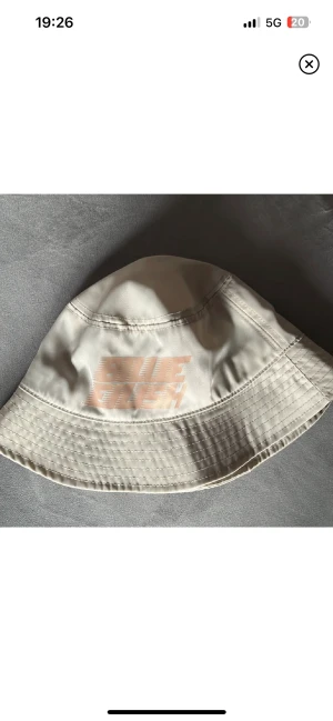 Billie eilish blohsh buckethat - har endast testat hatten, som ny. köpt runt 2019/2020. kontakta om du har frågor eller är intresserad <3 tryck ej på köp nu.