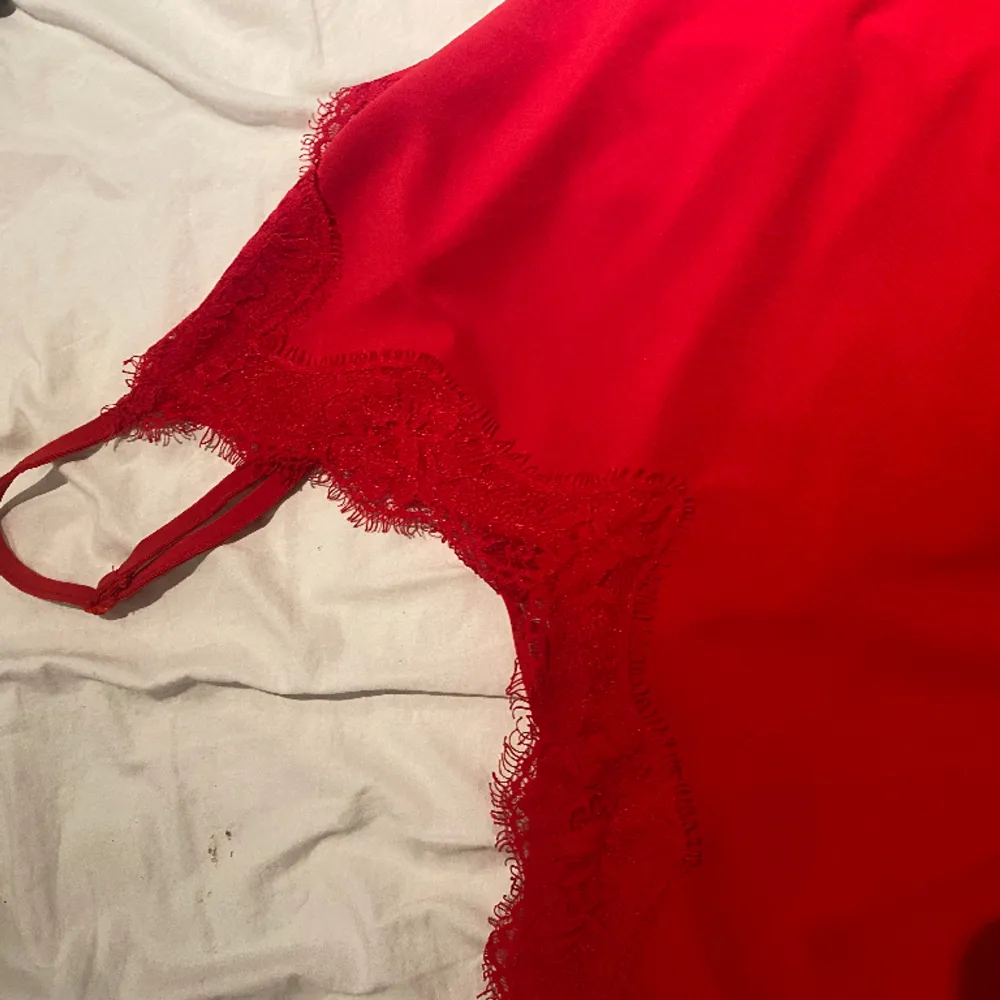 Rött linne som är använt fåtal gånger och i jättefint skick😇. Toppar.