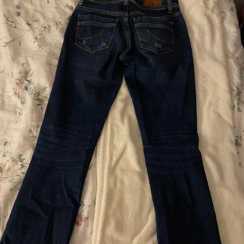 Säljer nu dessa jättefina ltb jeans eftersom de har blivit för små. Finns inga defekter eller hål och dem är i bra skick. Storlek 25/30 och är lite långa på mig som är 155. Köpte förra året. Skriv privat för fler bilder eller frågor! (Modell: Valerie). Jeans & Byxor.
