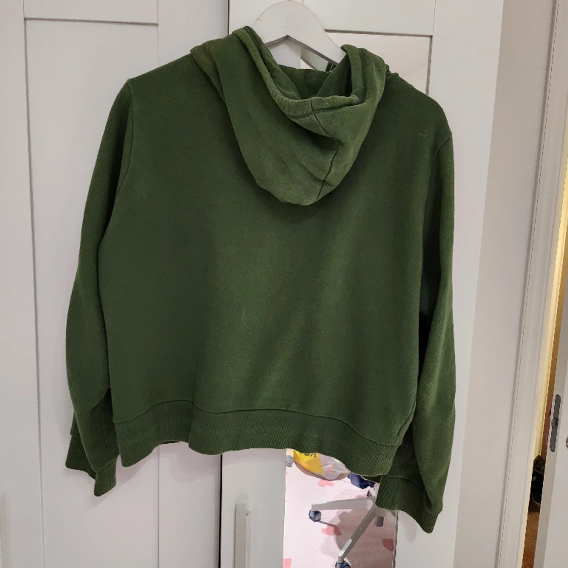 Grön croppad huvtröja i stl Xl  - 90