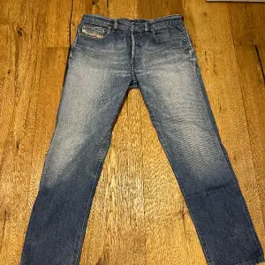 Sjukt feta jeans från det italienska märket diesel i väldigt fint skick. Storlek 32, alltså 32/32. Nypris cirka 1,6-2k. Hör av er vid frågor!