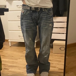 affliction jeans! - Affliction jeans i bra skick, säljer för behöver pengar. Sjukt snygga detaljer, storlek L/Xl?. Midjemått: 88cm innerbensmått: 87,5cm Benöppning: 22cm. Jag är 157cm men dom är för långa. Ända defekt är slitningen längst ned vid benet.