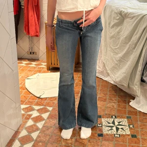 Lågmidjade Juicy Couture jeans - Säljer mina lågmidjade bootcut jeans från Juicy Couture! Så snygga men var tyvärr för små för mig. Passar en S-XXS 