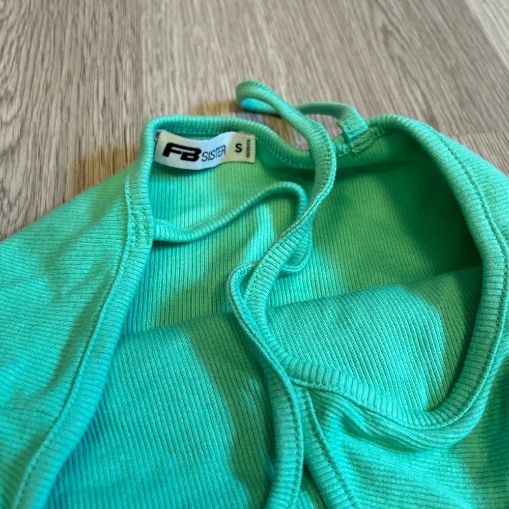 Fin grön färg på linne som aldrig använt!  Köp via köp nu eller kom privat!💚. Toppar.