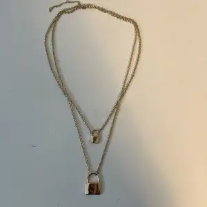 Jättefint halsband med två stycken lås, använt ett fåtal gånger och i bra skick (ej riktigt guld)