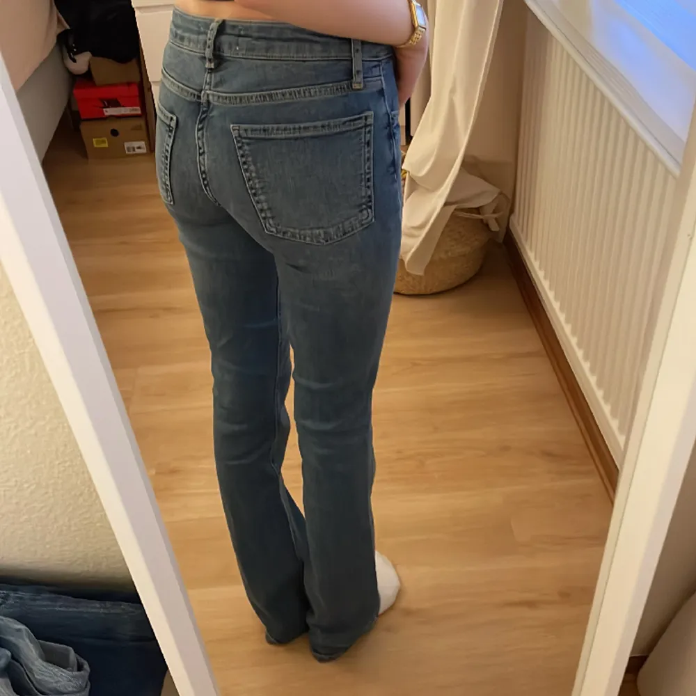 Jeans i modellen bootcut low Waist jeans från zara, säljer då de inte kommit till användning, strl 32 men väldigt stretchiga 💗. Jeans & Byxor.