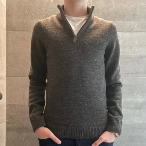 Stickad Half zip - Tja! Säljer en stickad half zip i ett bra skick. Tröjan är inte använd särkilt mycket och har knappt några tecken på användning. Modellen är 174cm lång och väger 58kg. Tröjan är i storlek XS. Hör av dig vid frågor! Mvh/CG