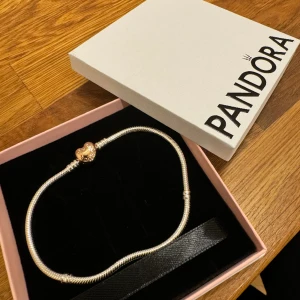 Berlock armband - Storleken 23 cm (passar handledsstorlek 20 cm) Helt nya och har inte använt det. Kan möta upp vid Tc. Priset kan ta det privat vid snabbt affär.