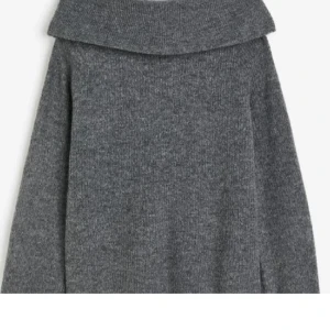 Off shoulder tröja  - Superfin off shoulder tröja från hm som jag gärna skulle byta mot något annat plagg. Möts upp i sthlm.❤️‍🔥❤️‍🔥