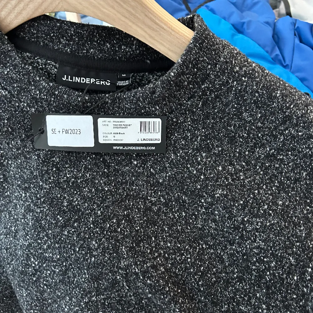 Stickad tröja av polyamid, bomull o akryl från J.Lindeberg. Storlek m, helt oanvänd och  lapp kvar. 1500 kr nypris.. Tröjor & Koftor.