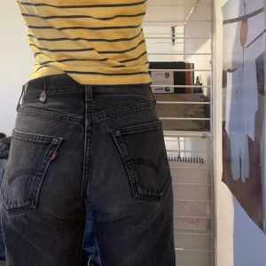 Svartgrå levis loose fit - L30 levis. Asfin färg Har ett litet hål i skrevet, syns ej på. 