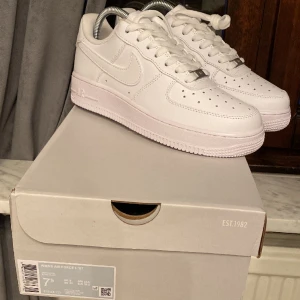 Ari force 1 - Helt nya af1, säljer eftersom att de var köpta under black friday som present men passade inte syrran St, 38,5. Och går inte att lämna tillbaka