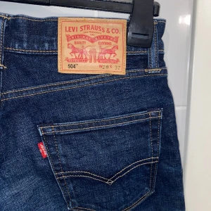 Levis 504 Jeans - Mörkblåa straight fit jeans, från Levis i storlek W 29 L 32. 9/10 skick. 