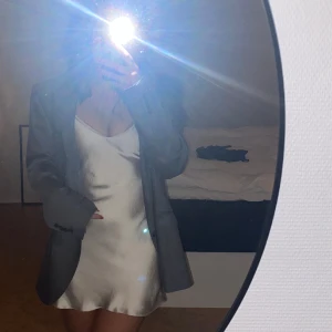 Satin klänning - Snygg grå/silvrig satin klänning från Zara. Knappt använd så i nyskick. Precis lagom lång på mig som är 165. Passar strl XS-S men går att reglera i ryggen med knytning. 