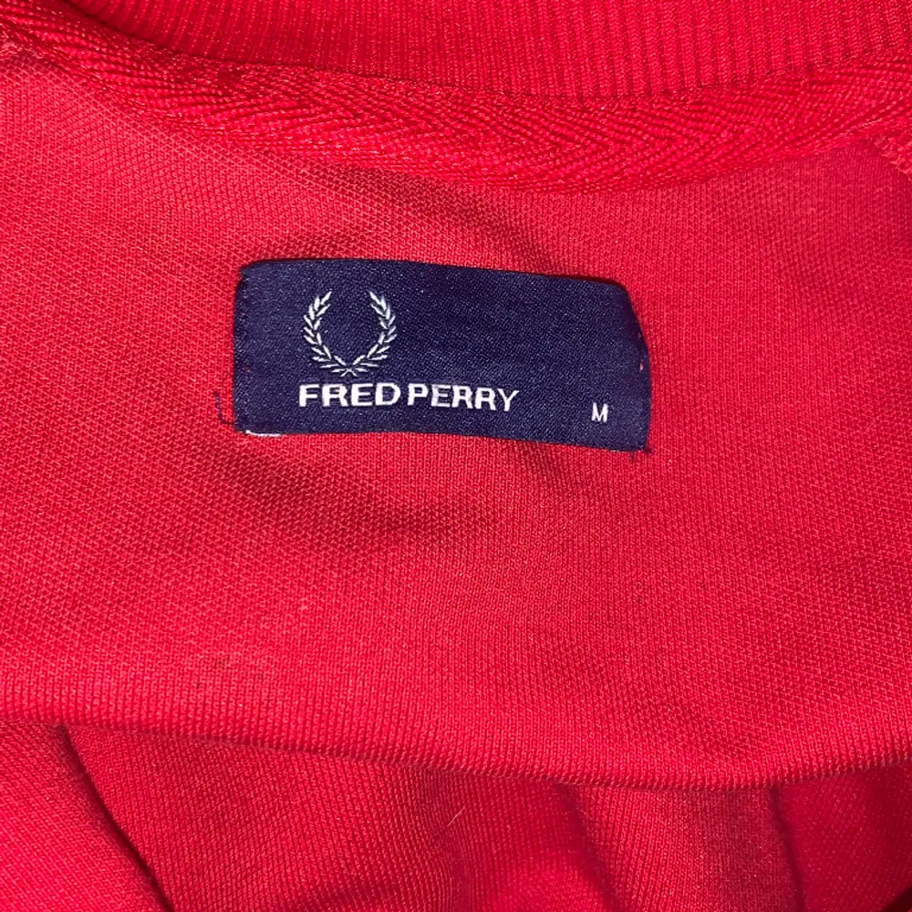 En röd fred Perry zip up jag köpte för runt ett år sedan. Den är i användt skick. No flaws 💯. Hoodies.