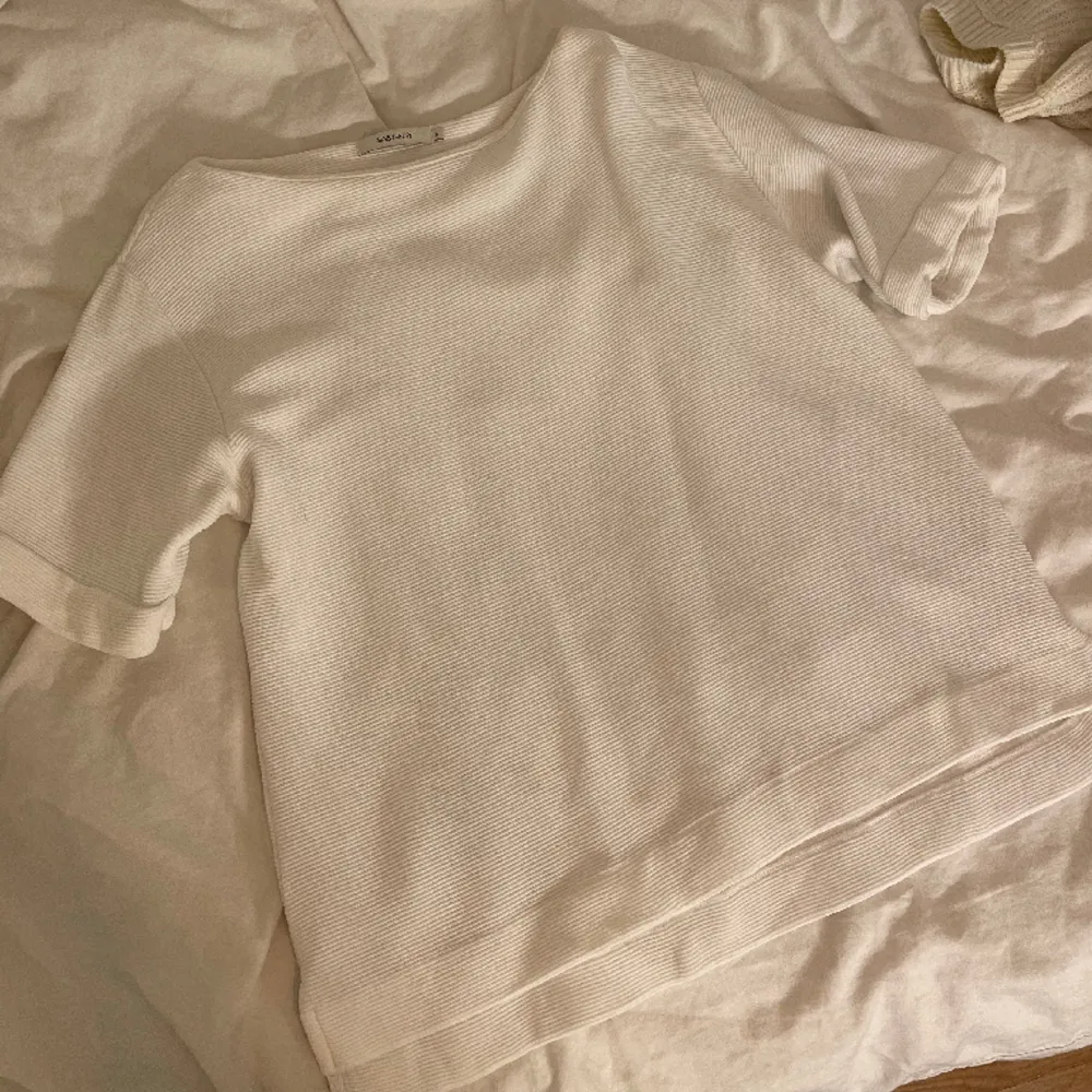 En tunt stickad t-shirt från sissiboy, Köpt för 300, säljs för 75 kr då den inte kommer till andvändning❣️. Stickat.