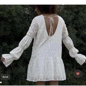 Säljer denna superfina vita klänning från nakd!  Klänningen är i storlek 38, använd endast 2 gånger så den är i bra skick!😇  Fraktkostnader på 65 kr tillkommer vid köp💓