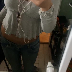 Trendig topp - Säljer denna eftertraktade trendiga topp från Gina trickot köpt för 360 kr. Bra skick och passar till allt, trendig!💗