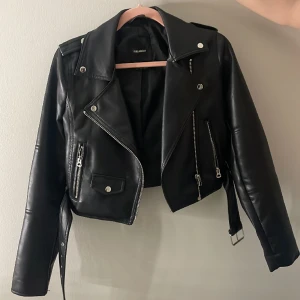 Kort Skinnjacka  - Kort skinnjacka från Pull & Bear i bra skick och bra kvalite 💗 Står inte för frakten  Betala genom swish eller Plick 