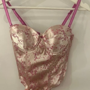 Korsett - Supersöt korsett som sitter väldigt fint på! skulle säga storlek S