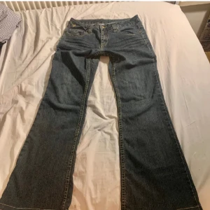 Jeans - ett par grå/mörkblåa ish jeans💙🩶har använt typ 2-3 ggr💙