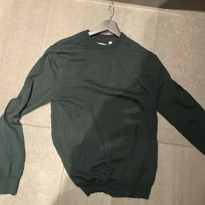 Mörkgrön merinoull tröja från These glory days samt blå tröja - Säljer nu denna feta mörkgröna pull overn från these glory days. Tröjan är i mycket bra skick och har ett nypris på runt 900 kr. Bara att höra av er vid eventuella frågor. Och så säljer jag den här ljusblåa tröjan