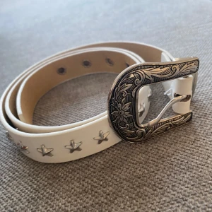 Coolt vit bälte - Snyggt vit bälte med stjärnor 