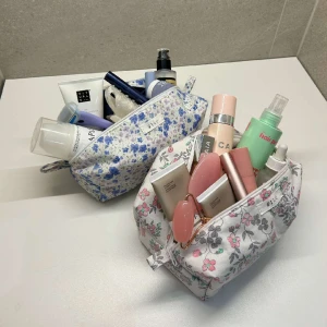 Necessärer  - Vi erbjuder rymliga, tvättbara och unika necessärer gjorde på återvunna textilier! Finns i en stor modell men även en mindre för små saker ex. Tofsar eller smycken! Kolla gärna in vår Instagram - silo.uf⭐️💖