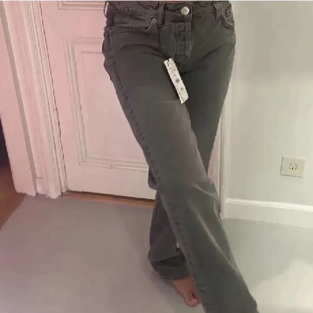 Så snygga lågmidjade jeansen från Zara 💕 storlek 36, perfekt skick. Jeans & Byxor.