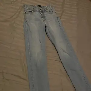 Fina Lee jeans som köptes nya för 1000kr. Säljer dom då jag växt ur dom men passar bra på dig mellan 170-175cm lång. Skicka om ni har några funderingar eller frågor!😊