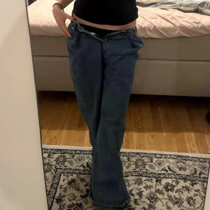 Loose fit jeans - Högmidjade loose fit jeans i fint skick, är knappast använda eftersom de har blivit för små för mig. Står storlek M men skulle säga att de är mer som S.