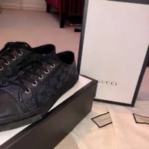 Äkta Gucci skor - Unisex i modellen. Köptes i Milano för 600€. Aldrig använda. Storlek 37. Kartong, dustbag medföljer.