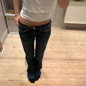 Säljer dessa as snygga true religion jeans. Dom är mer bootcut än vad dom ser ut då dom är långa på tjejen jag lånat bilderna av. Bilderna är från tidigare ägaren. ❤️