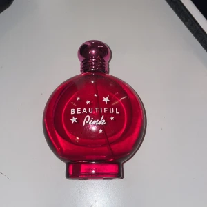 Parfym - En Rosa parfym som aldrig är använd. Köpt för mellan 70-100 kr därav kan priset diskuteras.