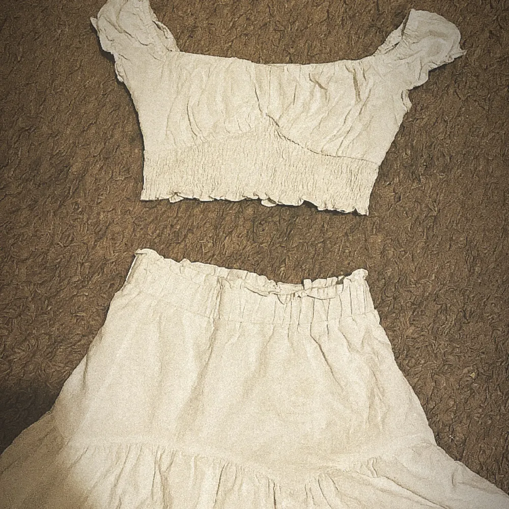 En vit kjol och en vit topp . Hoodies.
