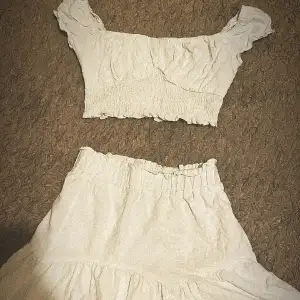 En vit kjol och en vit topp 