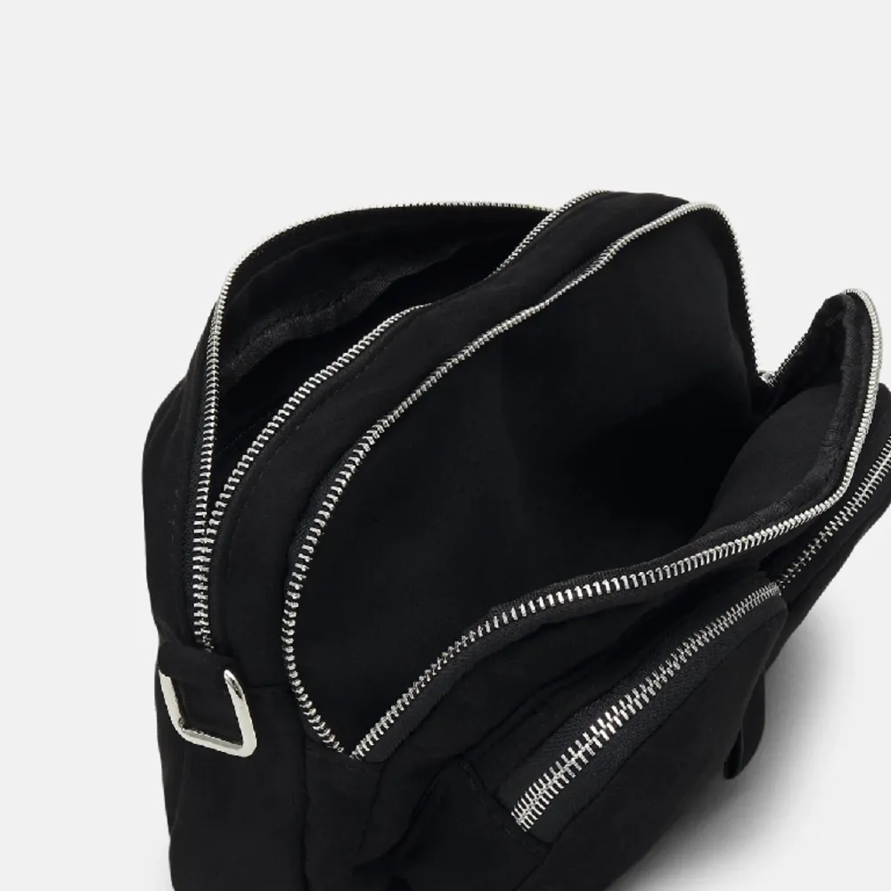 En svart väska från Gina Tricot, säljer då jag inte jag så mycket användning av den. Köpt för 350kr. Inga defekter, som ny. . Väskor.