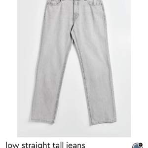 Low straight jeans i modell tall från gina tricot, jag är 175cm för referens