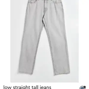 Low straight jeans i modell tall från gina tricot, jag är 175cm för referens