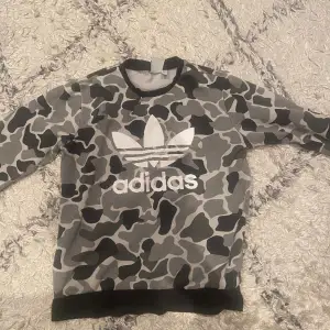 Adidas tröja i storlek  12-13 år 