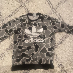 Adidas tröja - Adidas tröja i storlek  12-13 år 