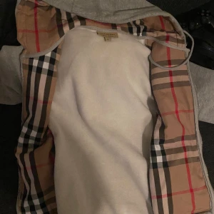 Burberry zip hoodie  - En fin burberry zip i storlek M, knappt använd!