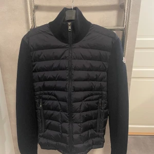 Moncler Cardigan - Tja, säljer denna feta moncler cardigan i storlek S, den är i bra skick förutom en liten flaw som ni kan se på bild 3. Den är Navy! 