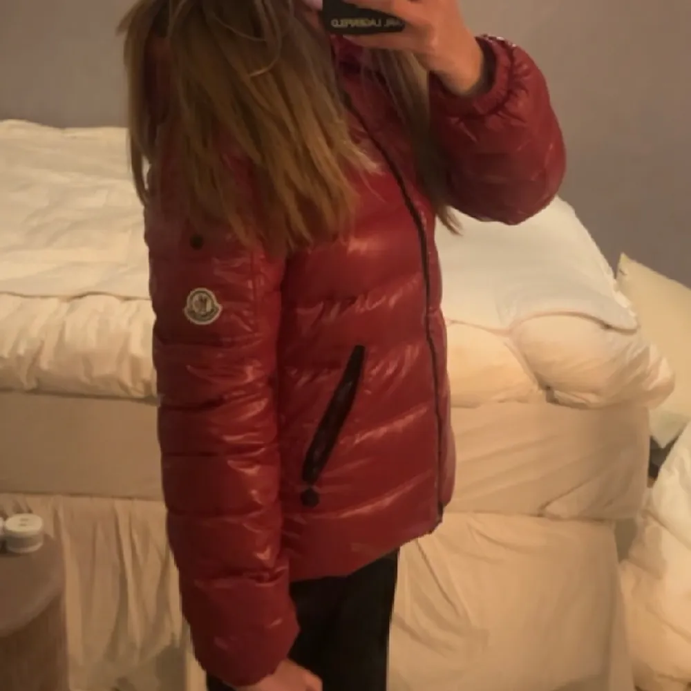 moncler bady jackan i storlek 12, passar mig som är 164. säljs då den inte kommer till användning. köpt på vestaire nydligen och jackan är i jättebra skick!💓säljs för 2000 direkt pris. Jackor.