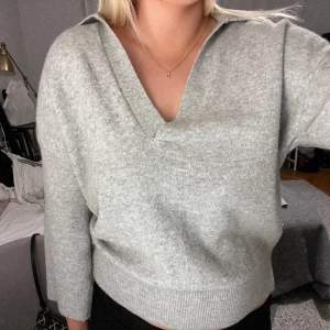 Säljer denna fina gråa stickade tröjan 💗