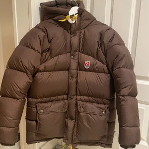 Fjällräven jacka - Säljer min fina, bruna, fjällräven jacka. Den är använd men i väldigt bra skick, inga fläckar eller andra skador. Storleken är XXS, vilket är lite missvisande, då den passar mig, som är 163 cm lång och annars brukar ha storlek S. Skulle även passa M.